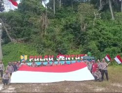 Peringati HUT RI Ke-79 Personel Polsek Bintan Timur Kibarkan Bendera Merah Putih di Pulau Sentut