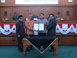 Bersama DPRD, Pj Walikota Tanjungpinang Tandatangani Persetujuan Penetapan Ranperda RPJPD 2025-2045