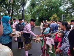 Pj Wako Andri Rizal Berikan Sedekah Bantuan Telur Bagi Keluarga Stunting di Kecamatan Tanjungpinang Kota