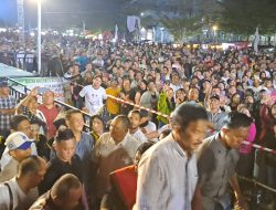 Lautan Massa dan Teriakan “Gubernur Kepri” Sambut HMR di Konser Rura Nauli