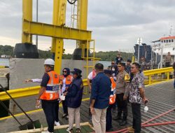Polda Kepri dan Tim Pemadam Kebakaran Sigap Selamatkan Kapal Mulia Nusantara