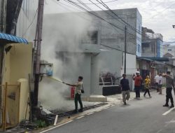 Personel Polsek Tanjungpinang Kota Sigap Padamkan Api Kebakaran Instalasi PLN
