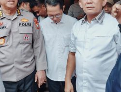 Gubernur Kepri Ansar Ahmad meninjau langsung lokasi longsor yang berlokasi di Tiban Koperasi, Sekupang, Batam.
