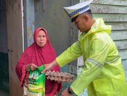 Banjir di Wacopek, Satlantas Polres Bintan Alihkan Lalu Lintas dan Berikan Bantuan Sembako
