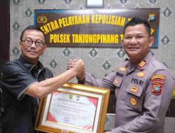Wakil Wali Kota Raja Ariza Serahkan Piagam Penghargaan kepada Polsek Tanjungpinang Timur