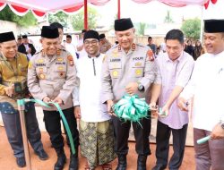 Ketua DPRD dan Kapolda Kepri Resmikan Fasilitas MCK Pesantren Daarul Hikam