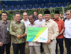 Gubernur Ansar dan Ketua DPRD Kepri Kunjungi Pulau Kasu, Serahkan Bantuan untuk Nelayan Tradisional