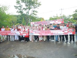 Kampanye Cinta Tanah Air, Sekretariat DPRD Kepri Bagikan Bendera di Jalanan