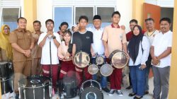 Ketua DPRD Kepri Serahkan Alat Marching Band Untuk SMAN 29 Batam