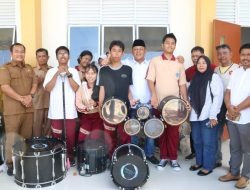 Ketua DPRD Kepri Serahkan Alat Marching Band Untuk SMAN 29 Batam