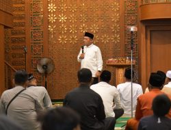 Gubernur Ansar Gelar Safari Ramadan di Masjid Raya Baitul Makmur Tanjunguban, Serahkan Dana Kemitraan dan Zakat