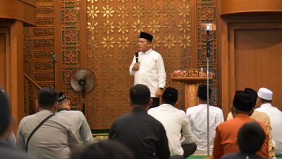 Gubernur Ansar Gelar Safari Ramadan di Masjid Raya Baitul Makmur Tanjunguban, Serahkan Dana Kemitraan dan Zakat