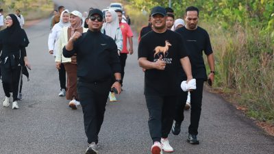 Pererat Kebersamaan, Pimpinan DPRD Gelar Jalan Santai Bersama Sekretariat DPRD Kepri