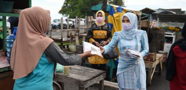 Pjs TP PKK, Sofha Bahtiar Kampanyekan Prokes Covid-19 di Pelabuhan Buton Lingga Pjs TP PKK, Sofha Bahtiar Kampanyekan Prokes Covid-19 di Pelabuhan Buton Lingga