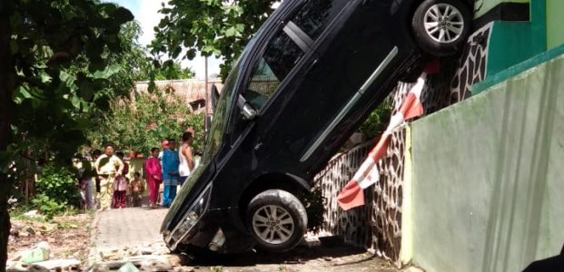 Hendak Parkir, Salah Mengoperasikan Tuas Persneling Mobil Innova Terjun Bebas Hendak Parkir, Salah Mengoperasikan Tuas Persneling Mobil Innova Terjun Bebas