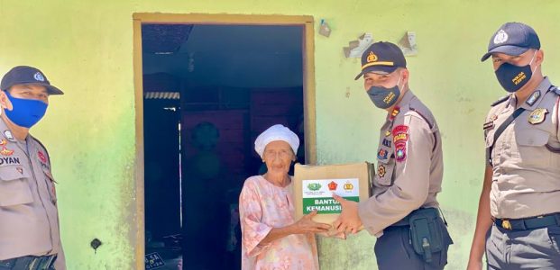 Kapolsek Palmatak Kepulauan Anambas Memberikan Bantuan Sembako Ke Warga Kapolsek Palmatak Kepulauan Anambas Memberikan Bantuan Sembako Ke Warga