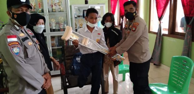 Erikson Gultom Menerima Alat Bantu Penyandang Disabilatas dari Kapolsek Daek Lingga Erikson Gultom Menerima Alat Bantu Penyandang Disabilatas dari Kapolsek Daek Lingga