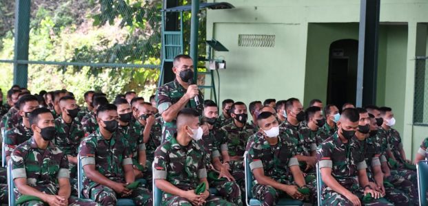 Danrem Beri Pengarahan Kepada Seluruh Prajurit dan PNS Korem 033/WP Danrem Beri Pengarahan Kepada Seluruh Prajurit dan PNS Korem 033/WP