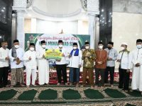 Gubernur Ansar Serahkan Bantuan Untuk Masjid Al Uswah Tanjungpinang Rp 920 Juta
