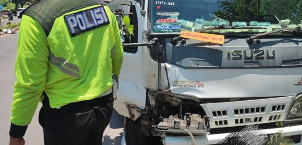 Mengaku Kaget? Pengemudi Mobil Box Hantam Lampu Jalan Mengaku Kaget? Pengemudi Mobil Box Hantam Lampu Jalan